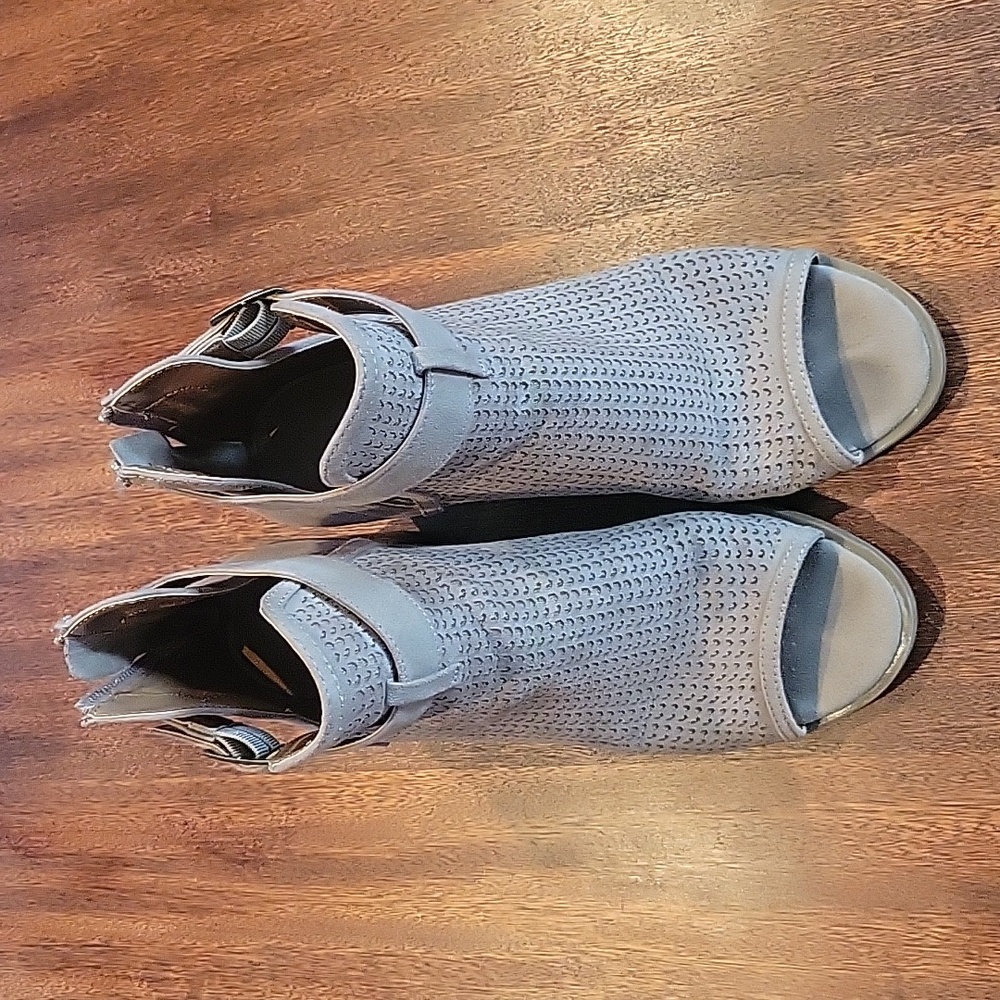 Womens Universal Threads, size 7.5 tan heels with open toe.